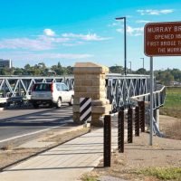 The first bridge to span the Murray R iver, at Murray Bridge